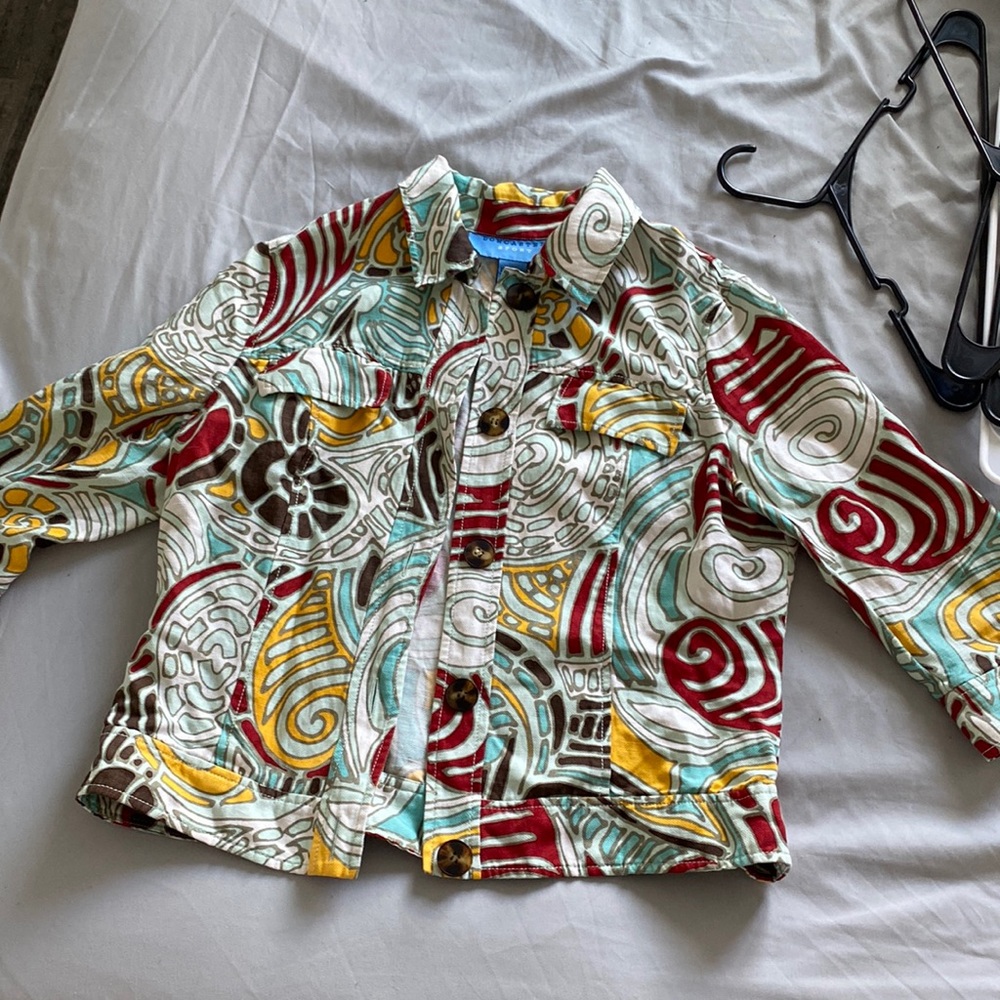 Cute pattern jacket, 1/2 sleeve. Don’t know the size but fits like a small